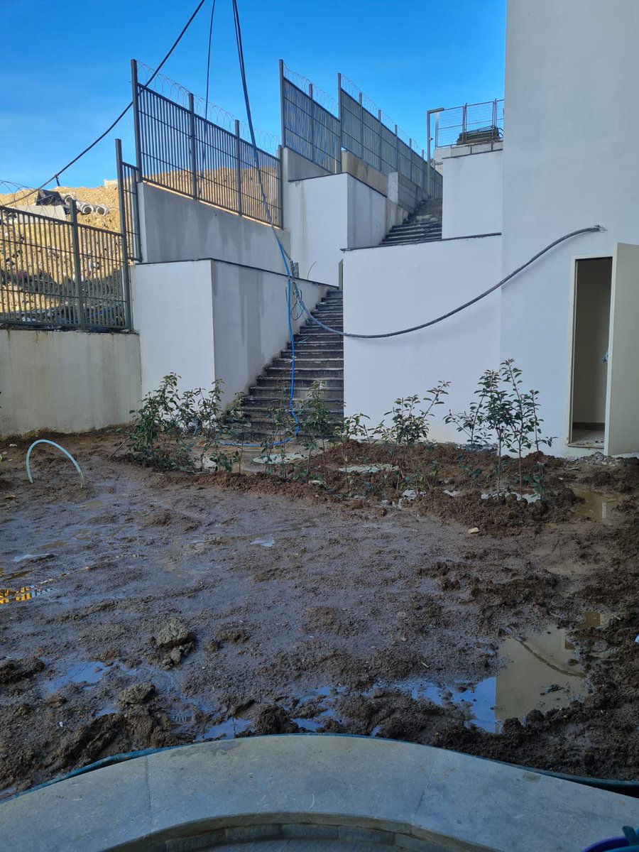 nilayinan's tweet photo. Bu koşullarda evi teslim almaya razı olduk ama evi lağım basması nedir ya https://t.co/jZWdgYec9M