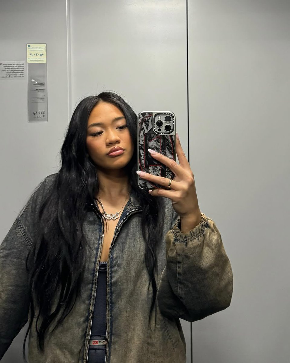 AthleteVanity's tweet photo. Sunisa Lee and her lil Olympic neck piece 😍 https://t.co/sWwIijmGgO
