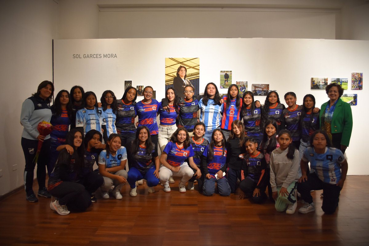 IstfqEc's tweet photo. ⚽ Fútbol femenino en primera fila 📸
Jugadoras de @QuitenasFC , @UCatolicaEC femenino y @ConcePichincha visitaron la expo "La Dirección", realizada entre el #ISTFQ y la facultad de fotografía de la @PUCE_Ecuador , junto a nuestras protagonistas: entrenadoras graduadas y Alexandra Orozco, rectora del #ISTFQ.

#FútbolFemenino #MujeresEnElFútbol