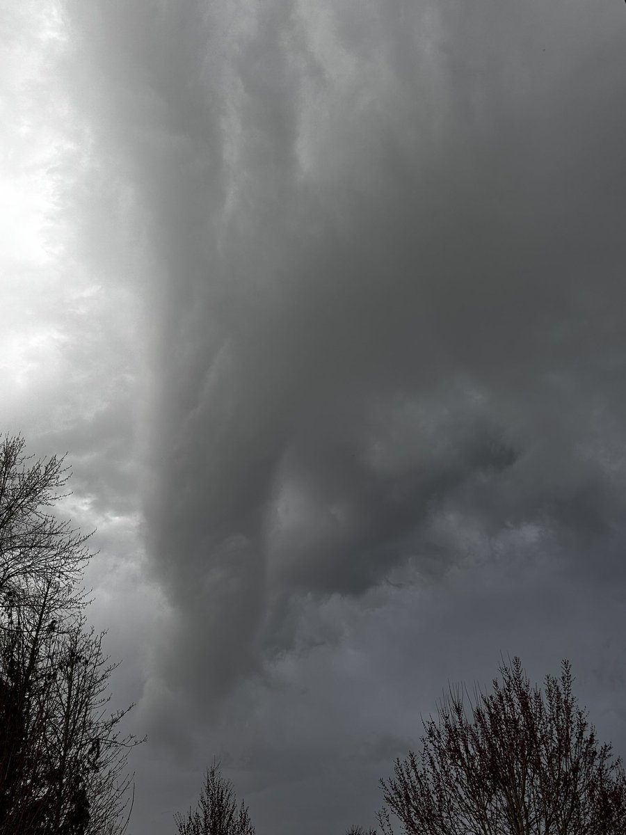 sweet_t75's tweet photo. @ShannonODKOMO Walked out front and saw this. Definitely never seen a cloud like this around here. https://t.co/HIOV8lyfte