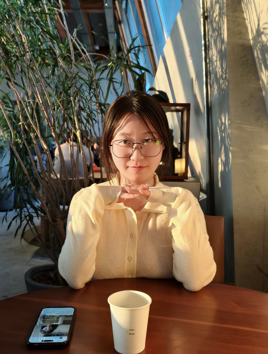 『最爱眼镜妹第285期』［原创］眼镜妹初显女人味。
评分：9.1💖
＃自信女人 ＃眼镜妹 ＃眼镜控 ＃反差 ＃清纯女大 ＃眼镜女生 ＃有点东西 ＃好身材 ＃反差婊 ＃小清新