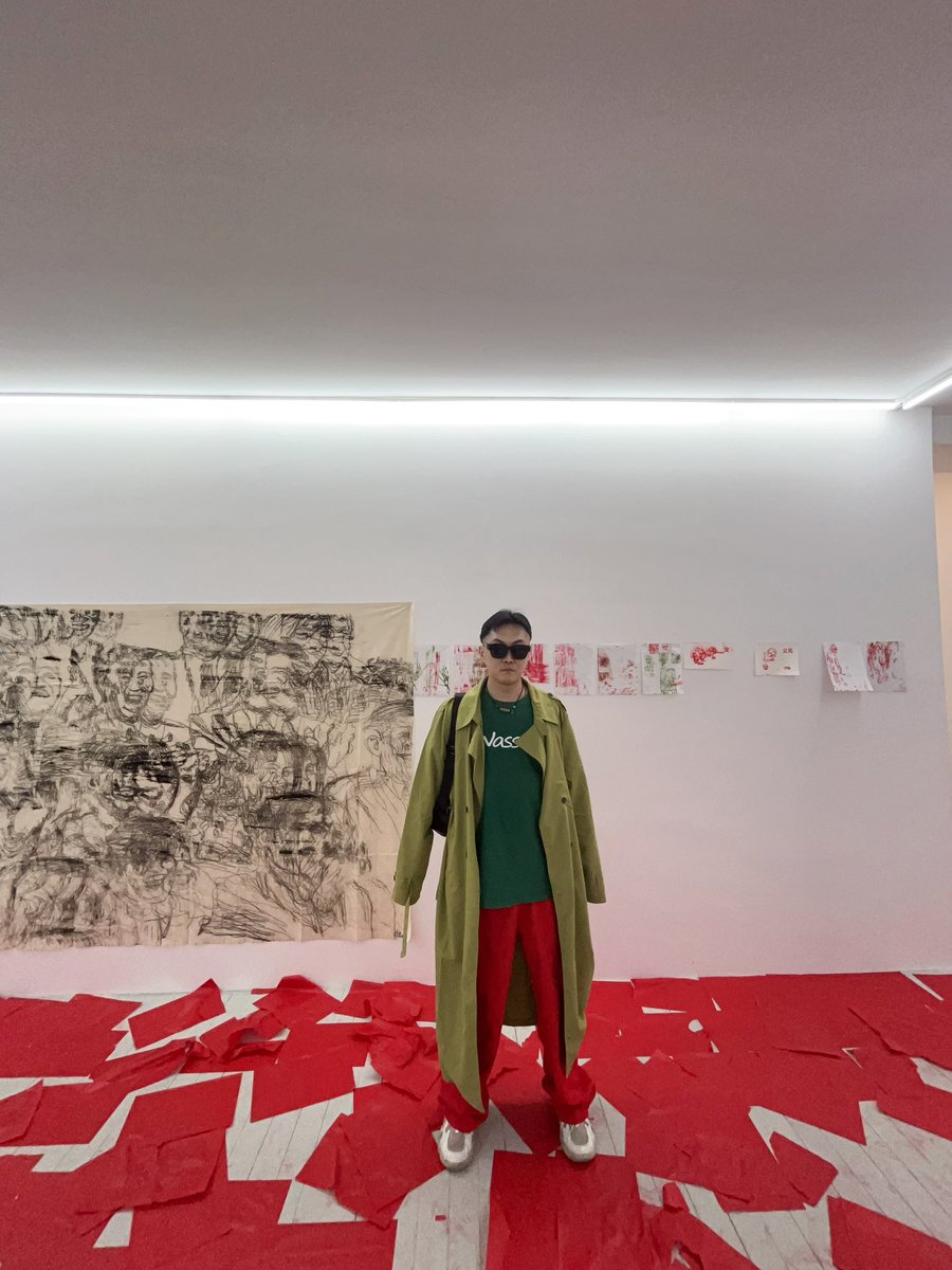 Nicky_Meng_'s tweet photo. 丄丅乀 space 于2025年3月22日至2025年4月18日举办于艾君个展『星辰大海鲜』。本展览由邸小伟担任策展人。画廊空间将呈现艺术家近年来“锋利而诙谐”的工作实践，展出作品包括��不限于“布面悬置”、“条幅拼接”、“纸本油绘”，“临时装置”等。于艾君｜艺术家. 2004年毕业于鲁迅美
#艺术 #展览 #艺术家 #Art https://t.co/gjbsWv8Uf3