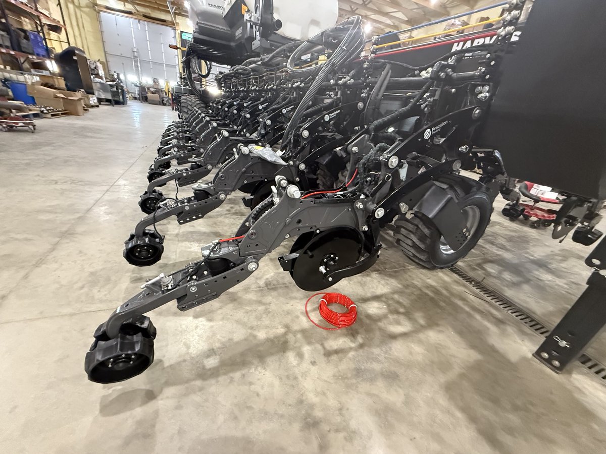 travismesser81's tweet photo. All new 2025 @PlainsGrain #PrecisionMaxx equipped with all new @PrecisionPlant #CornerStone and all new @Harvest_Int_Mfg FT series bar coming together nicely ! #Plant2025 https://t.co/ee3cwTCevU