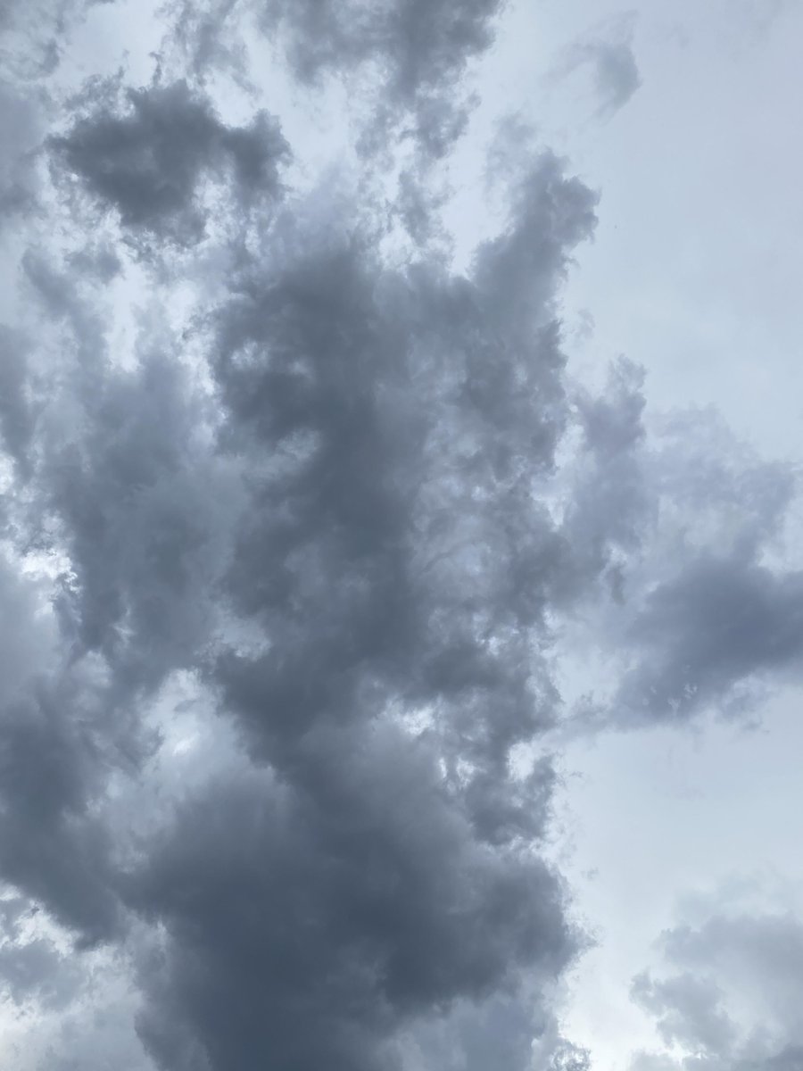 ZCL_zwsa's tweet image. Listen to the sound of rain, make a cup of hot tea, and let time go slower. 🍵🌧️