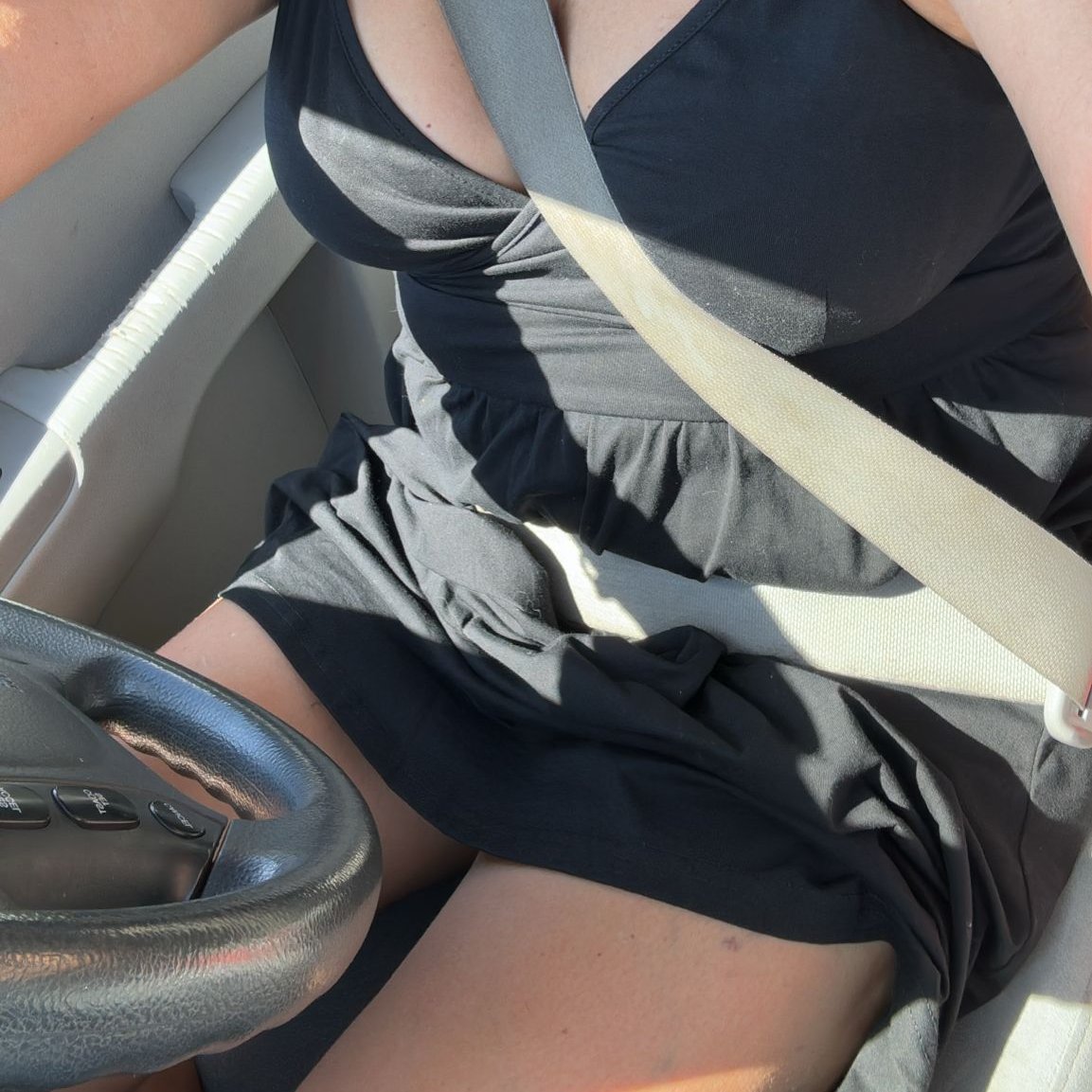Ya empezó a ser calor con vestido corto mis seguidores calientes. Que piensan en sus cabezas