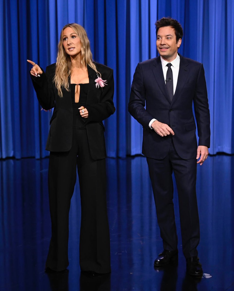 Nikki Glaser looking stunning in the FLOR DE MARIA Jaimie pumps <a href="/jimmyfallon/">Jimmy Fallon</a> <a href="/NikkiGlaser/">Nikki Glaser</a> #jimmyfallon #nikkiglaser