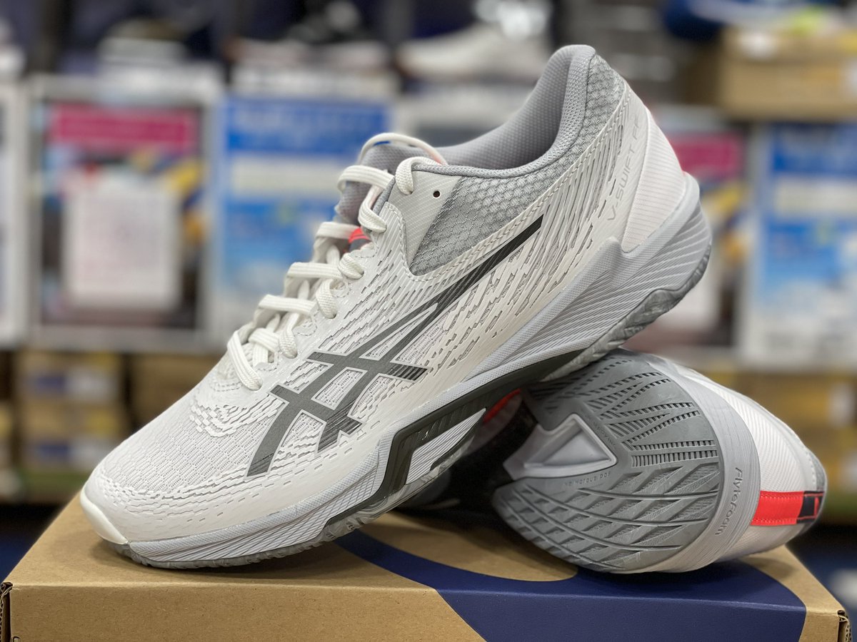 gallery2volley's tweet image. 【#新商品】
  本日3月27日発売‼️

 #アシックス V-SWIFT FF 4 ¥17,000
 カラー: White/Gunmetal 
 サイズ:22.5〜31.0cm  

2025年NEWカラー発売✨

軽量クッションモデル『V-SWIFT FF 4』に新色登場

シンプルなカラーリングがかっこよさを醸し出してます🎶

#asicsvolleyball
#volleyball