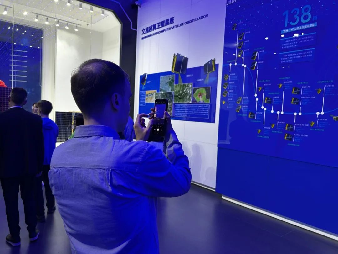 Spacewenchang's tweet image. 📹International Journalists Explores: How #Supercomputing Power Ignites Space Dreams?💻✨
On March 25, a press delegation spanning 11 nations stepped into the #Wenchang Aerospace Supercomputing Center.
🚀Highlights:
A towering 20-meter cylindrical screen in the atrium dazzled…