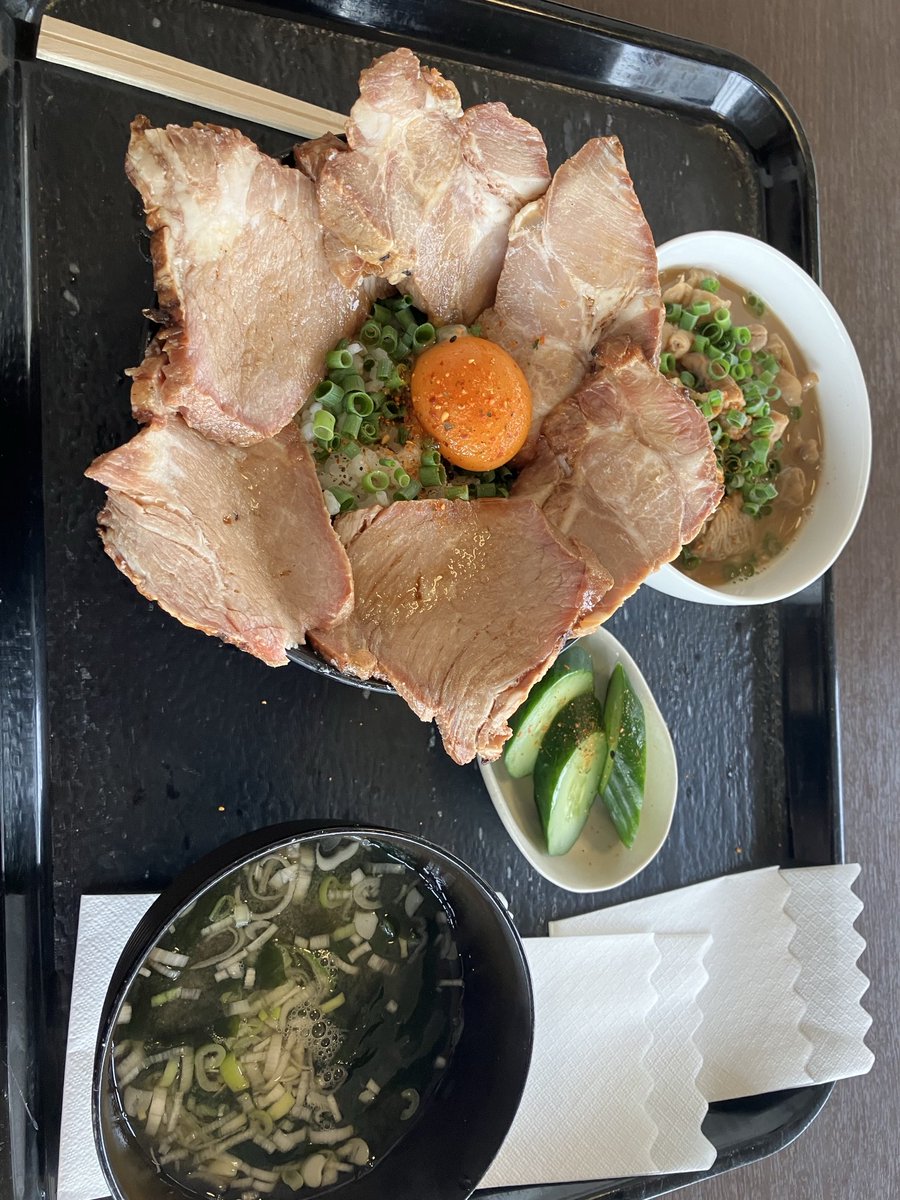ランチ🍗

これやべー

はみ出るチャーシュー丼

まいうー

#昼飯