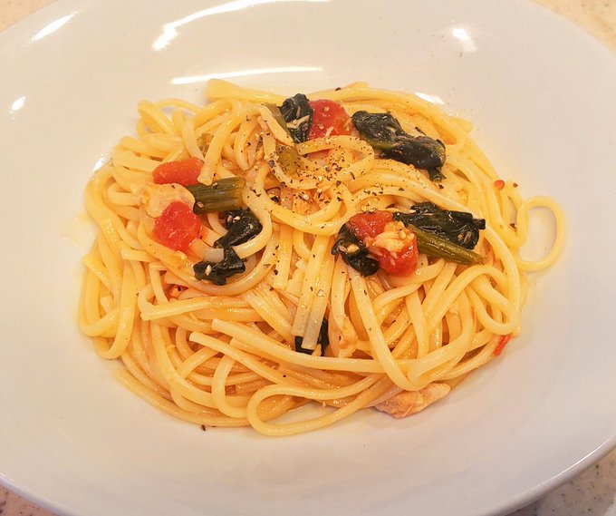 ほうれん草でちょっと豪華なトマツナペペロンチーノ…🍅🐟️🍝 