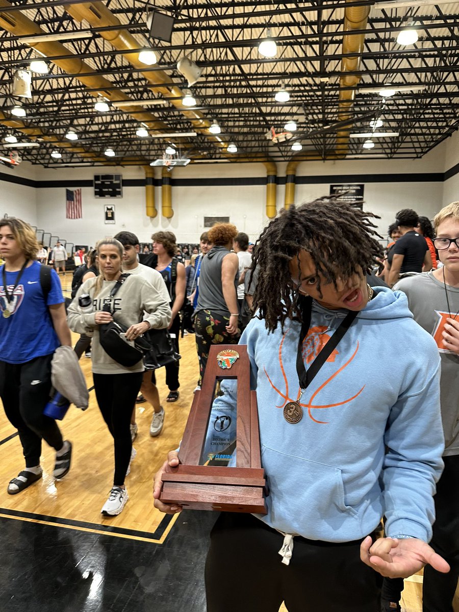 brixn00's tweet image. 3rd place Traditional at Districts with a 510 total. First year doing weightlifting, can add "District Champ" to the resume ‼️

270 Pause Bench 
240 C&amp;amp;J

@CoachCurrierCSP @DevinVouk @_Coach_Stern_