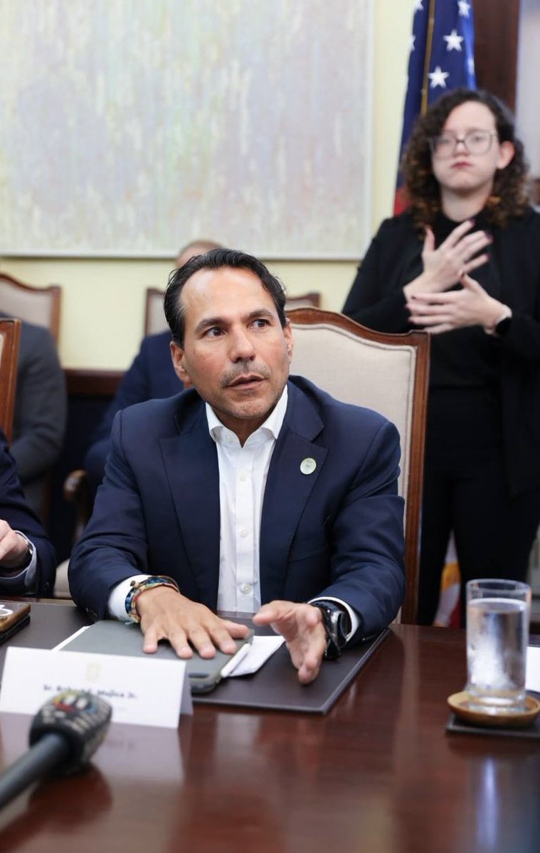 FOMBPR's tweet photo. La #JSAF y el Gobierno de Puerto Rico garantizaron hoy que @AEEONLINE pueda continuar pagando sus pensiones. El director ejecutivo Robert Mujica y @Jenniffer acordaron un préstamo para financiar las pensiones a corto plazo y trabajarán en una solución permanente para el financiamiento de las pensiones de los retirados de la AEE.
“Tuvimos una muy buena reunión con la gobernadora hoy y estamos alineados”, dijo Mujica. “La prioridad es asegurar que los pensionados reciban sus pagos. Los pensionados merecen una solución a largo plazo”.
La Junta de Supervisión y la gobernadora coinciden en que esto es fundamental.