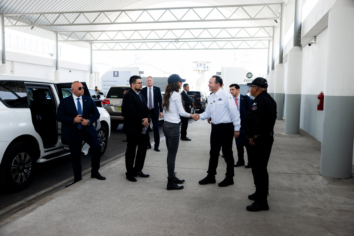 pineda2012's tweet photo. [ÚLTIMA HORA] Primeras imágenes de la llegada al #CECOT por parte de la Secretaria del Departamento de Seguridad Nacional (@DHSgov) de EE.UU., Kristi Noem (@Sec_Noem) donde fue recibida por el ministro de Justicia y @SeguridadSV, Gustavo @Vi11atoro. Cortesía @USEmbassySV https://t.co/9lJQmYJs3D