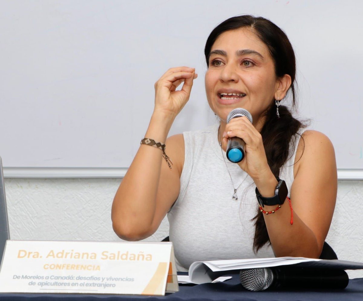 uaemorelos's tweet photo. Hoy se realizó la conferencia “De Morelos a Canadá: Desafíos y vivencias de apicultores en el extranjero”, donde Adriana Saldaña del #CICSER, analizó los desafíos laborales, sociales y culturales que enfrentan los trabajadores, así como su contribución al sector agrícola. #UAEM https://t.co/FNweSv67H4