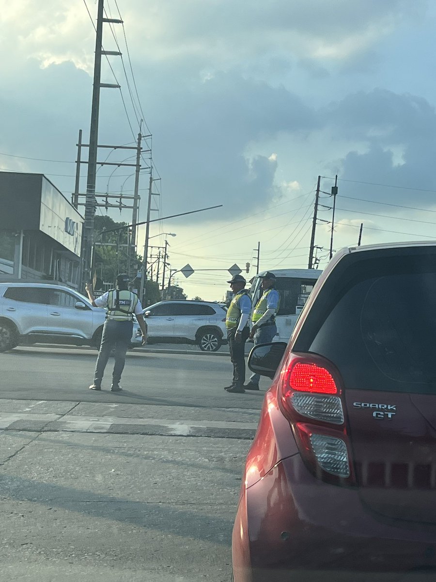 Los mismos cuatro mamarracho pero ahora incluyeron a una Mamaracha que literalmente mandan el contra flujo y cuando se les aprieta vienen a amenazar con una multa cuando ellos mismos permiten el paso al contra flujo en una calle que está imposible por del tráfico <a href="/ATMGuayaquil/">ATM Guayaquil</a>