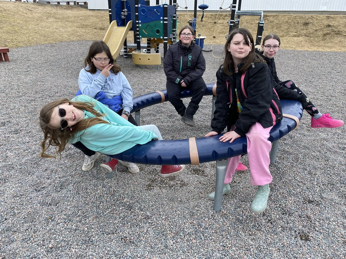 mspenneysclass's tweet photo. Students in grades 4 &amp; 5 took their French class outside today @bishopwhiteNL They darted outdoors for some charades! @schoolsportsnl #DartOutdoors https://t.co/vTNL5copW8