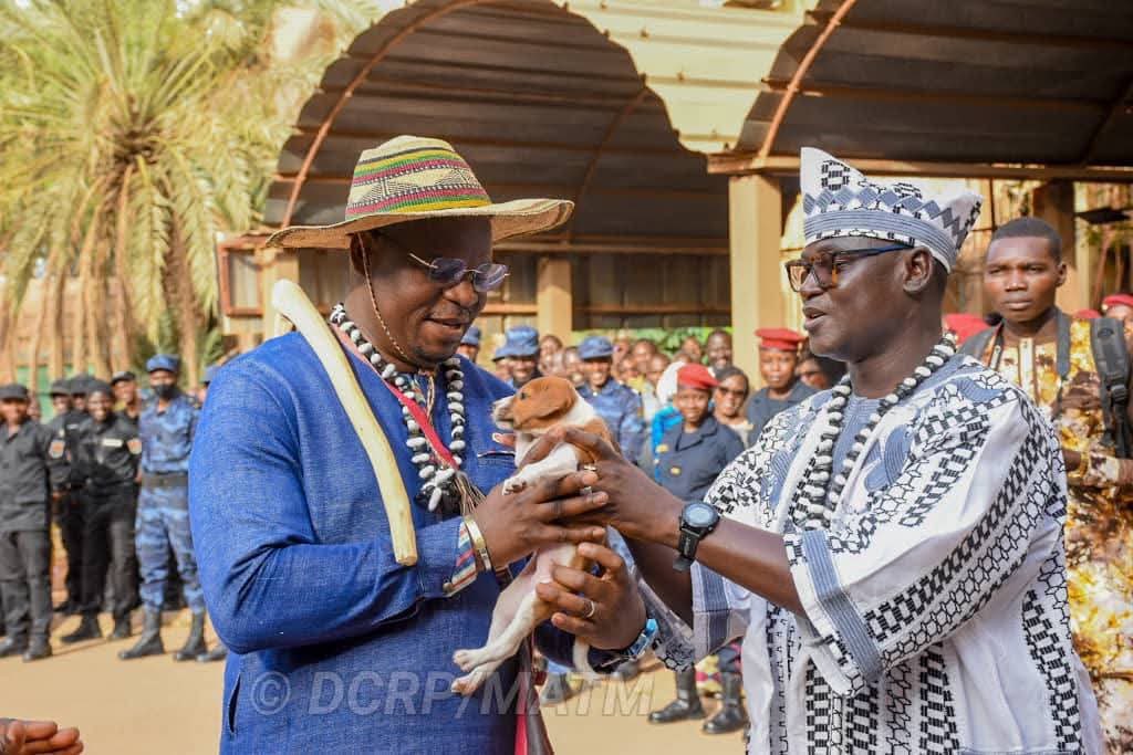LaGoBissa's tweet photo. Le Burkina Faso en une image : la Parenté à plaisanterie😍🇧🇫

Pourquoi l’un offre le chiot à l’autre? 
Je vous explique 👇🏾👇🏾

#DiscoverBF #BurkinaFaso https://t.co/ig2pxjABD7