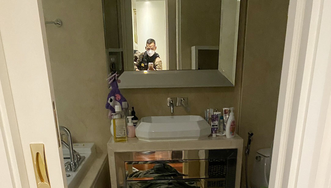 pattaya_now's tweet image. Убийство в Бангкоке: сингапурца разыскивают за смерть своей подруги в отеле. Полиция изучает записи с камер видеонаблюдения. Подозреваемый скрылся с места преступления. Подробнее: pattayapeople.ru/news/bangkok-m… 🚨 #Бангкок #Убийство #Расследование