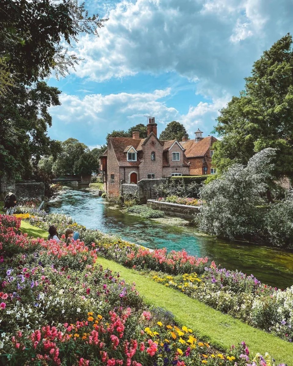 With the arrival of spring, everything comes back to life. Tender green buds sprout from the ground, flowers bloom, and the air is filled with faint floral fragrance. The warm sunshine shines on your face, and the breeze blows your face, as if everything is singing and laughing,