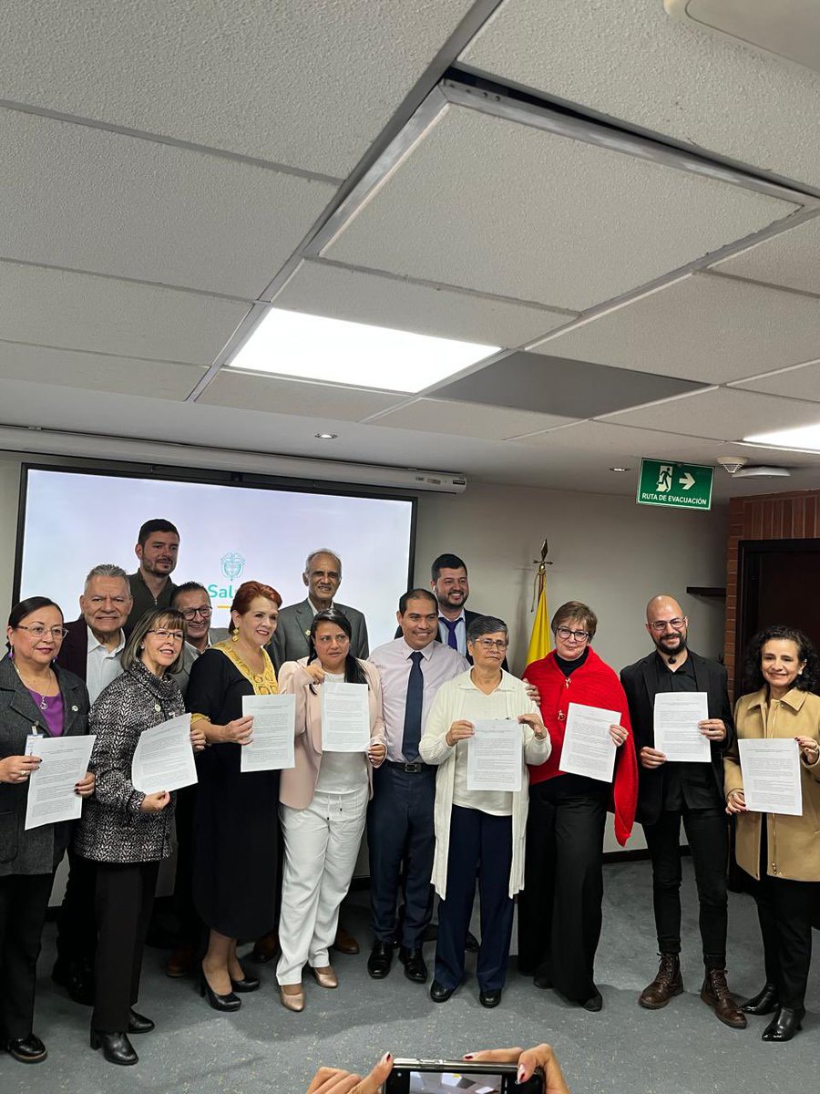 El Colegio Federación Colombiana de Optómetras (Fedopto) firma hoy la renovación de la delegación de funciones públicas de <a href="/MinSaludCol/">MinSalud Colombia 🇨🇴</a> 

#YoSoyFedopto #ColegioPorfesionalFedopto #funcionespúblicas