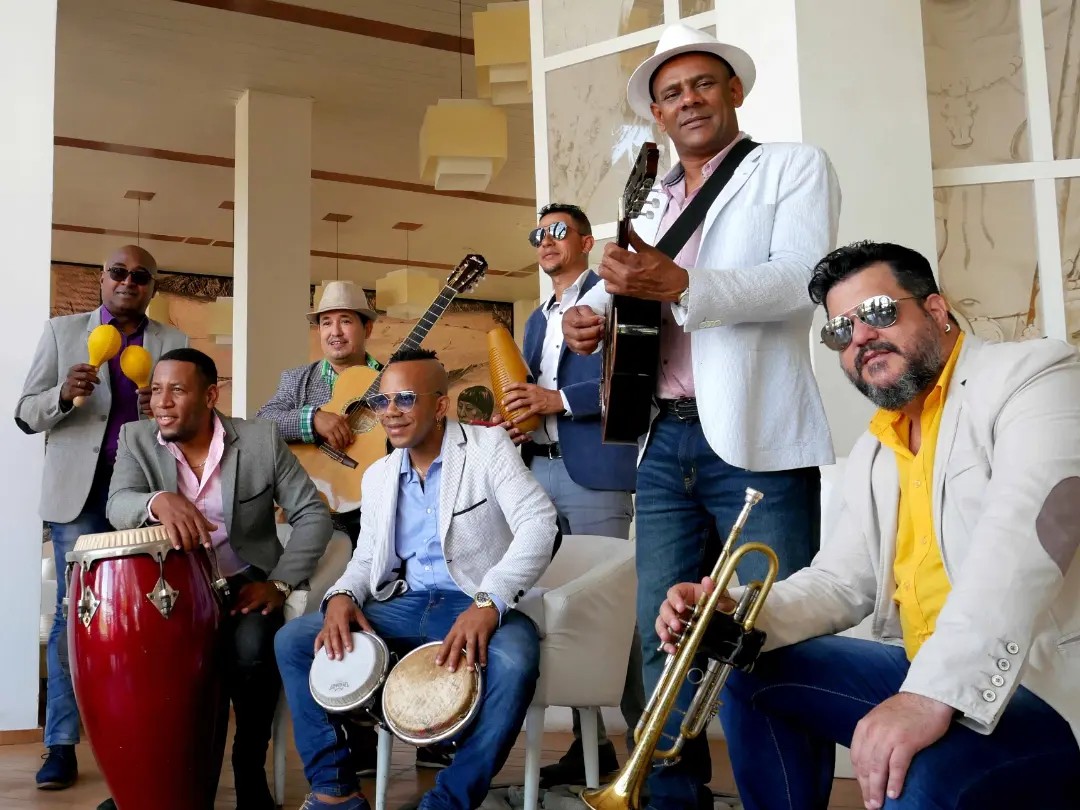 MinturCuba's tweet image. 🎵🎹 La fusión de ritmos africanos, españoles y caribeños no solo ha dado lugar a géneros como el son, la salsa y el bolero, sino que también ha creado una identidad musical única que resuena en todo el mundo. #Cuba #CubaUnica #CubaTravel 👉 shorter.me/Feria-Internac…