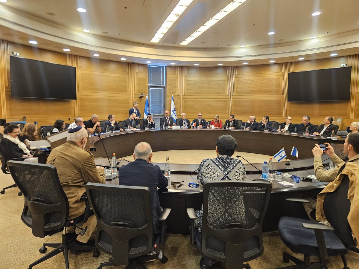 J'ai rencontré aujourd'hui à la Knesset, en compagnie du président de la Knesset Amir Ohana, une délégation officielle de Sénateurs, de dirigeants du Consistoire, ainsi que des représentants français du Magen David Adom.

Au cours de notre entretien, nous avons discuté des moyens