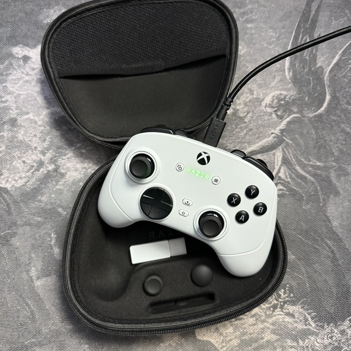 Shoutout <a href="/TeamRazer/">Team RΛZΞR</a> for sending me the Wolverine v3 pro! The white looks even better on this one #ForThePro