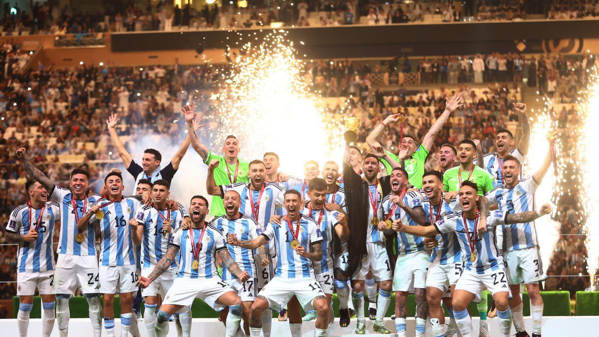 MR11ok's tweet photo. Sé el sacrificio que es estar al máximo nivel, sé lo duro que es la exigencia del querer ganar siempre, por eso me emociona ver este grupo de jugador hincha porque es difícil separar ese amor ese sentimiento hacia la camiseta de nuestro país 🇦🇷 que nos representan en todo el mundo de la mejor manera. 
Un cuerpo técnico que sabe lo que es la camiseta Argentina porque fueron jugadores y saben lo que se siente. 
A seguir disfrutando de este grupo! 
Vamos ARGENTINA 🇦🇷🇦🇷🇦🇷
@Argentina