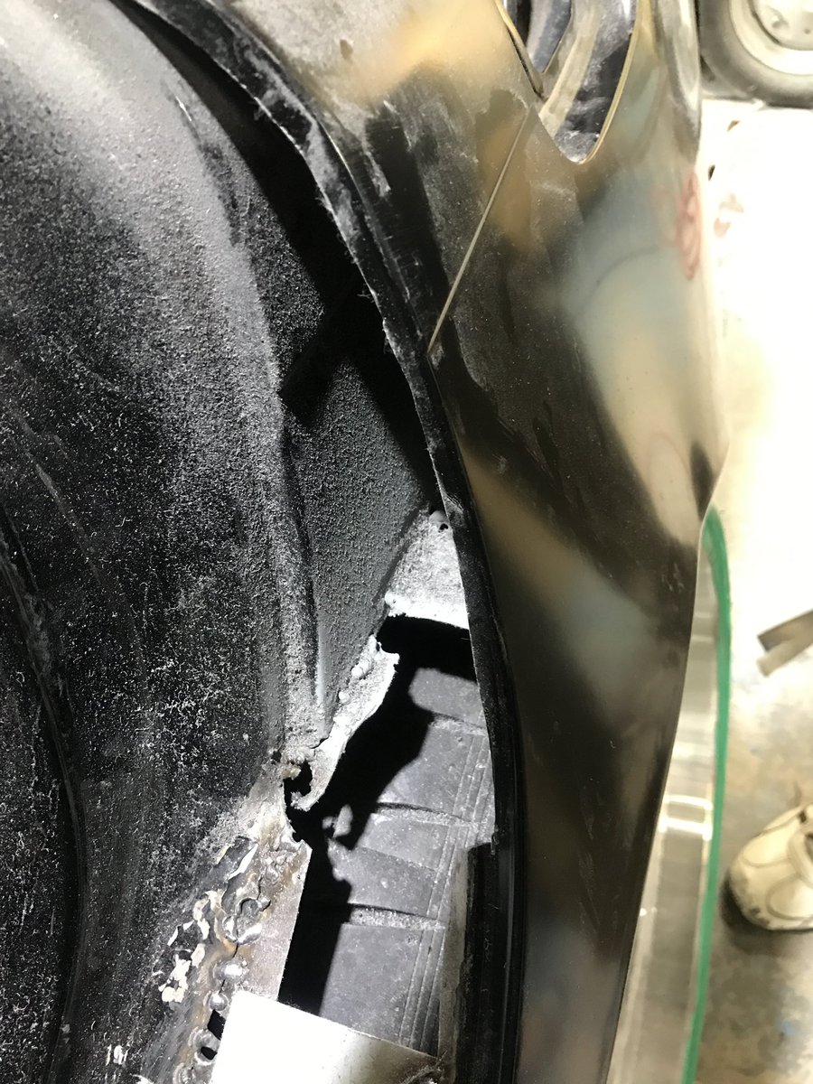 kyo_18majesta's tweet photo. 既製品のアルミ、他車種純正のデザインをパクる、既製品トヨタ純正のクォーターを上から被���るという丸被り号に昔乗っていてごめんなさい😢 https://t.co/QxZjP4myZR