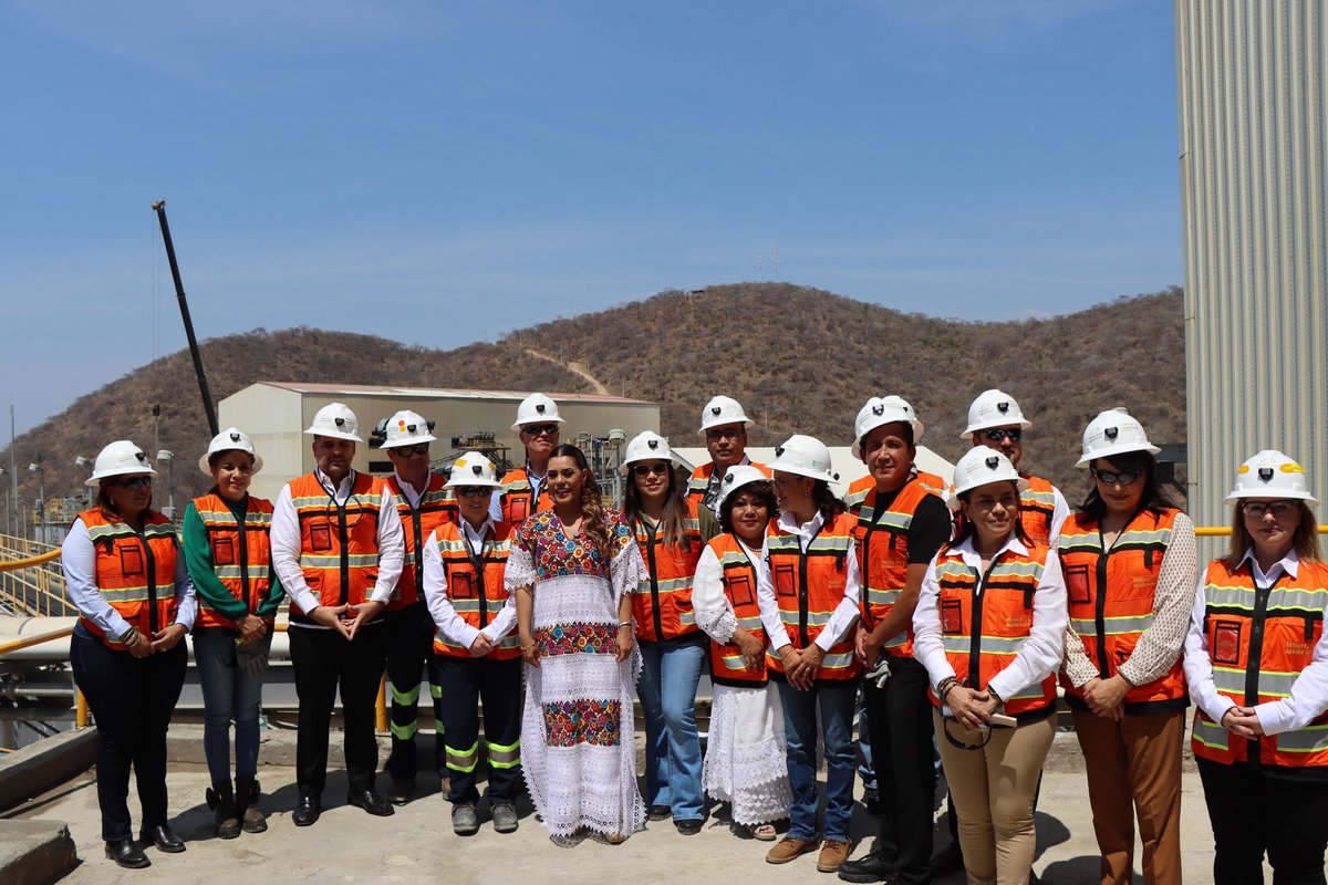 Camimex_Oficial's tweet photo. Felicitamos a Minera Media Luna por la inauguración de la ampliación del Complejo Minero Morelos, un proyecto de clase mundial que fortalece la minería responsable en Guerrero.

Este 26 de marzo, acompañamos Minera Media Luna, subsidiaria de @TorexGold, en este hito que representa progreso, inversión y compromiso con el desarrollo regional y nacional.

En representación de la #industriaMineraMexicana, el Ing. Pedro Rivero González, presidente de la Cámara Minera de México, estuvo presente para refrendar el respaldo del sector a proyectos que, como este, apuestan por la innovación, la sostenibilidad y el bienestar de las comunidades.                                                                                   

Por su parte la Gobernadora del estado de Guerrero, Mtra. @EvelynSalgadoP  comentó durante el evento que la minería en Guerrero es más que una actividad productiva, es un sector estratégico que se ha consolidado como una de las principales palancas de desarrollo, es la segunda actividad económica más importante para el estado su impacto en el crecimiento estatal es innegable aporta el 4.8% del producto interno bruto.

🙌 Enhorabuena a todo el equipo de Torex Gold por hacer de este complejo una referencia   Lo siguiente en donde mejor convenga: