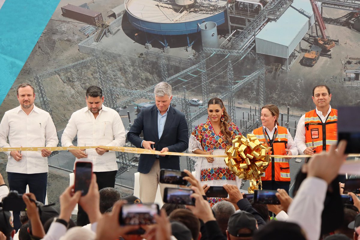 Camimex_Oficial's tweet photo. Felicitamos a Minera Media Luna por la inauguración de la ampliación del Complejo Minero Morelos, un proyecto de clase mundial que fortalece la minería responsable en Guerrero.

Este 26 de marzo, acompañamos Minera Media Luna, subsidiaria de @TorexGold, en este hito que representa progreso, inversión y compromiso con el desarrollo regional y nacional.

En representación de la #industriaMineraMexicana, el Ing. Pedro Rivero González, presidente de la Cámara Minera de México, estuvo presente para refrendar el respaldo del sector a proyectos que, como este, apuestan por la innovación, la sostenibilidad y el bienestar de las comunidades.                                                                                   

Por su parte la Gobernadora del estado de Guerrero, Mtra. @EvelynSalgadoP  comentó durante el evento que la minería en Guerrero es más que una actividad productiva, es un sector estratégico que se ha consolidado como una de las principales palancas de desarrollo, es la segunda actividad económica más importante para el estado su impacto en el crecimiento estatal es innegable aporta el 4.8% del producto interno bruto.

🙌 Enhorabuena a todo el equipo de Torex Gold por hacer de este complejo una referencia   Lo siguiente en donde mejor convenga: