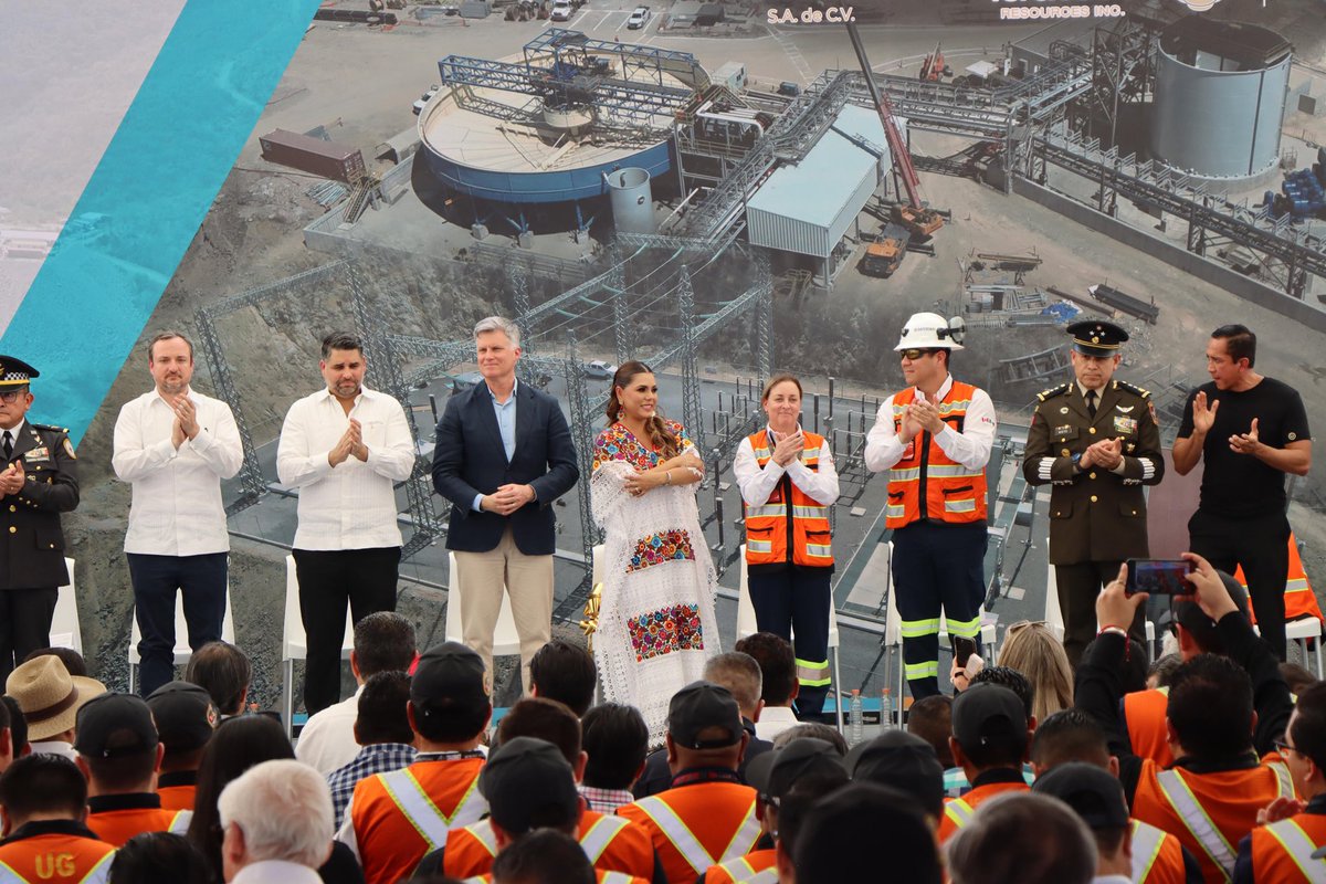 Camimex_Oficial's tweet photo. Felicitamos a Minera Media Luna por la inauguración de la ampliación del Complejo Minero Morelos, un proyecto de clase mundial que fortalece la minería responsable en Guerrero.

Este 26 de marzo, acompañamos Minera Media Luna, subsidiaria de @TorexGold, en este hito que representa progreso, inversión y compromiso con el desarrollo regional y nacional.

En representación de la #industriaMineraMexicana, el Ing. Pedro Rivero González, presidente de la Cámara Minera de México, estuvo presente para refrendar el respaldo del sector a proyectos que, como este, apuestan por la innovación, la sostenibilidad y el bienestar de las comunidades.                                                                                   

Por su parte la Gobernadora del estado de Guerrero, Mtra. @EvelynSalgadoP  comentó durante el evento que la minería en Guerrero es más que una actividad productiva, es un sector estratégico que se ha consolidado como una de las principales palancas de desarrollo, es la segunda actividad económica más importante para el estado su impacto en el crecimiento estatal es innegable aporta el 4.8% del producto interno bruto.

🙌 Enhorabuena a todo el equipo de Torex Gold por hacer de este complejo una referencia   Lo siguiente en donde mejor convenga:
