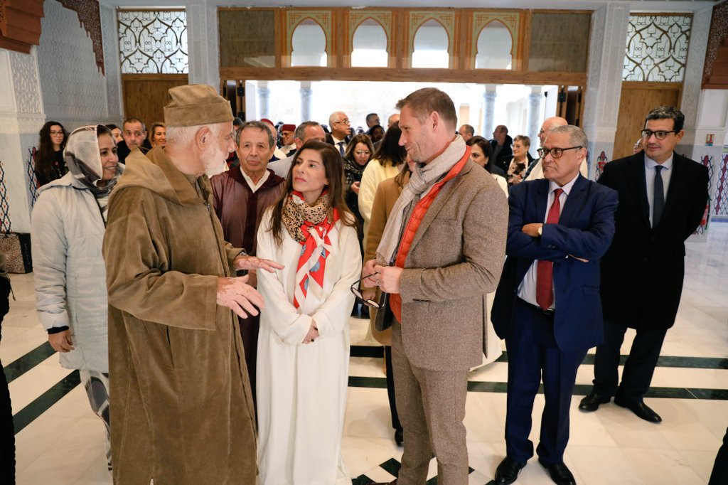 AmbaMarocFrance's tweet photo. L’Ambassadeure du #Maroc en France visite la grande mosquée d'Évry-Courcouronnes (26 kms au sud-est de Paris), l'une des plus grandes de #France avec 7 000 mètres carrés de superficie.
Ce joyau architectural #marocain dispose d'un minaret de 25 mètres de haut et peut accueillir 5 000 fidèles. La visite de Samira #Sitaïl a vu l'organisation d'un Ftour convivial et solidaire avec, notamment, les membres de la diaspora marocaine que Khalil Merroun, Recteur de la mosquée et Ammari Abderahmane, membre du comité de gestion, ont réuni à cette occasion. #Ramadan 
#Ramadan2025
