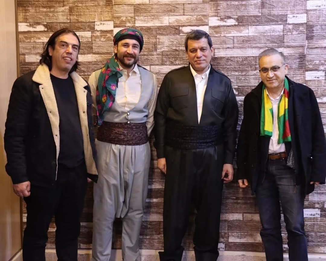 Ji xwe re, vî wêneyê xweşik binerin
Hunermend Semîh Şiqêr li gel Fermandar #Mezlum_Ebdî