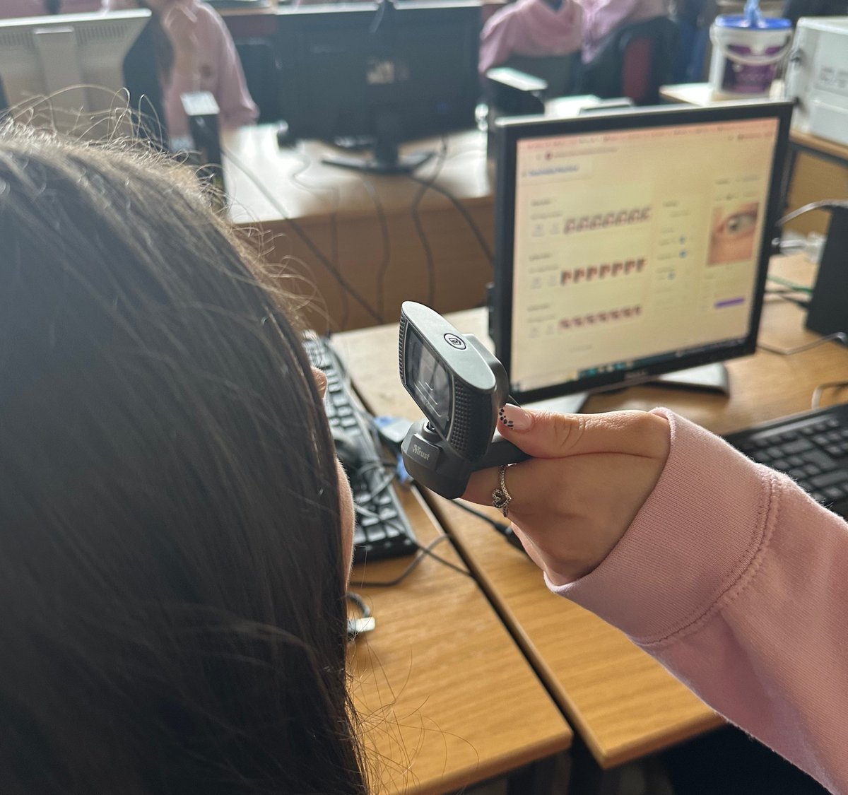 CodePlusIRL's tweet image. Exciting time visiting @CnocMhuire #Granard for a workshop with TY girls covering #Robotics #AI #MachineLearning @microbit_edu & @scratch - Heard an inspiring #TechTalk from Camelia @Fidelity
@edtechne @LeroCentre @Google @LearnEngGroup @uniofgalway