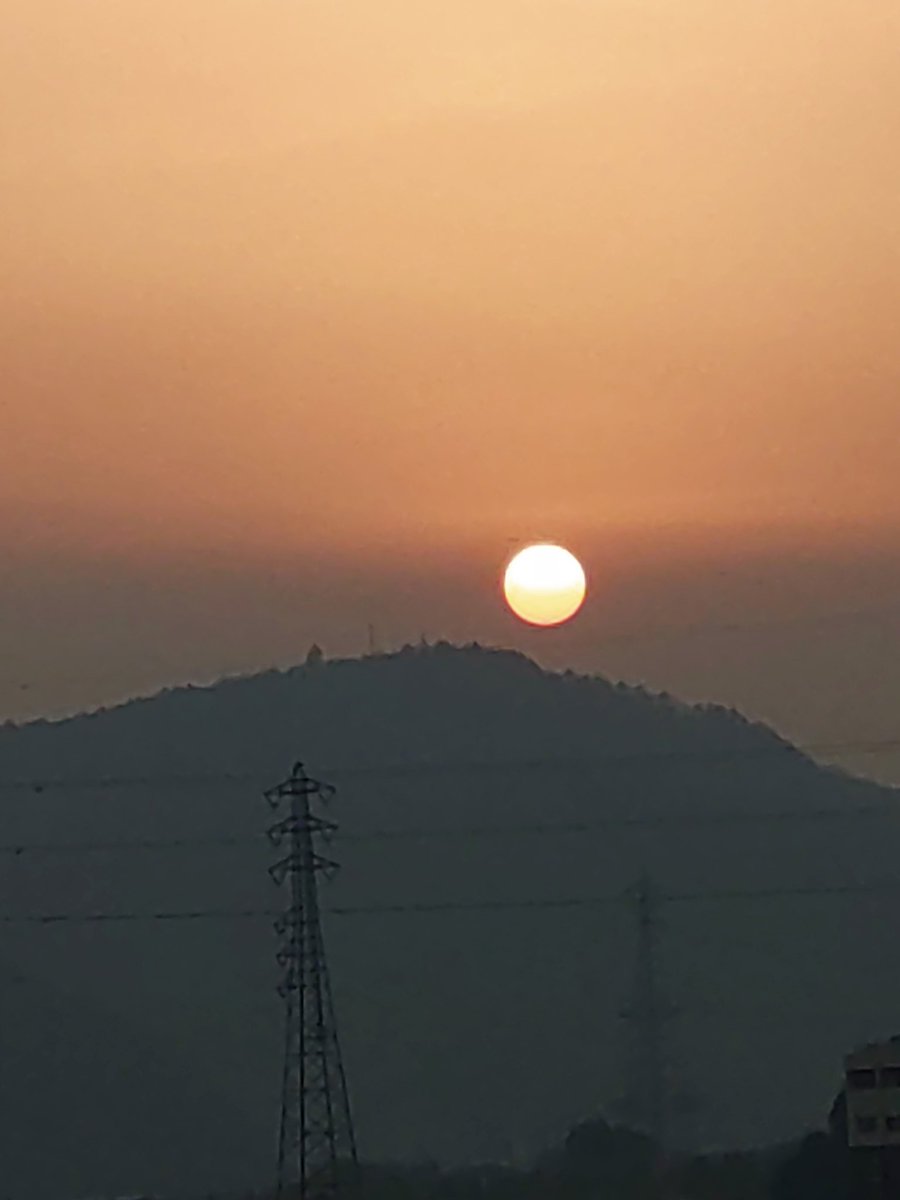 #キックアップ

昨日の夕日
黄砂と花粉がすごかった
近場の山も見えないくらいでした