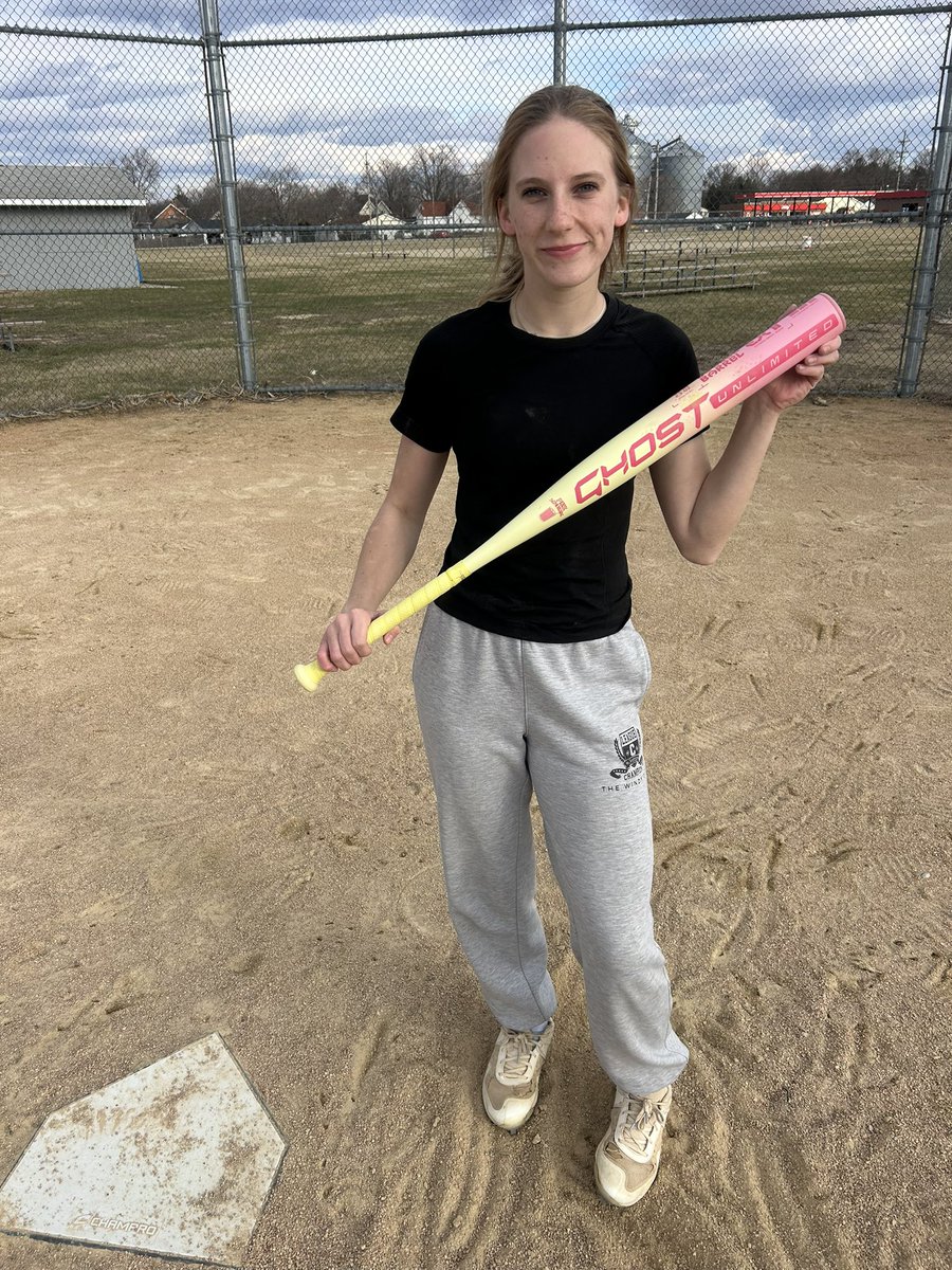 AddisonSVHS2026's tweet photo. First couple swings with my pink lemonade bat! @EastonFastpitch https://t.co/rziRnh7fbV