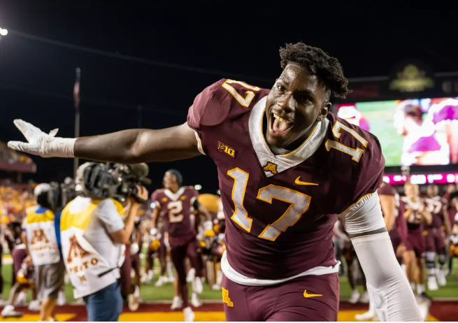 ugandasjoy01's tweet photo. @Supercharged33 @DenverDMarq @jerryrooster22 @BrunelliSports @Ravens_Realest @PeterQuinn1997 @is0pain @OLCoachSmith63 @KathiDB4Life @BlueridgeBronc1 @jonathanjoyce17 @halilsfbtalk @GregCowboys @BWelks24 @Bolieving @RandallSlifer @sack_allen @Breaking_FF @SparkScouting @RamblinRobo @bucsnationx210 @Anthony_Russo97 @cincyplanner @Pdwe00 @Raiders @nyjets @RainbowXplosion @Xommanders @BestKidWilkins @bignizo @nfldraftfanatc With the 256th pick in the #XMockDraft the New York #JetsUp select:
Jah Joyner, EDGE, Minnesota
The Kansas City Chiefs are OTC https://t.co/k0FODsmruV