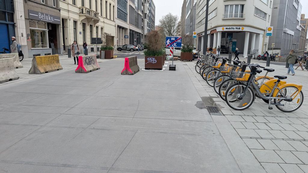 jonashelseth's tweet photo. Mag ik even dit vragen @SmetPascal, @AnsPersoons, @elkevdbrandt, @AnaisMaes:
Heraanleg begin Oudergemsesteenweg vanaf Schuman lijkt nu af.
Ik zie er een brede woestijn van beton liggen. Geen enkele boom 🌳 of zelfs een struik. 🌿
Behalve dan in die bloempotten.
Waarom toch...? 😳 https://t.co/1sr6gtXcVF
