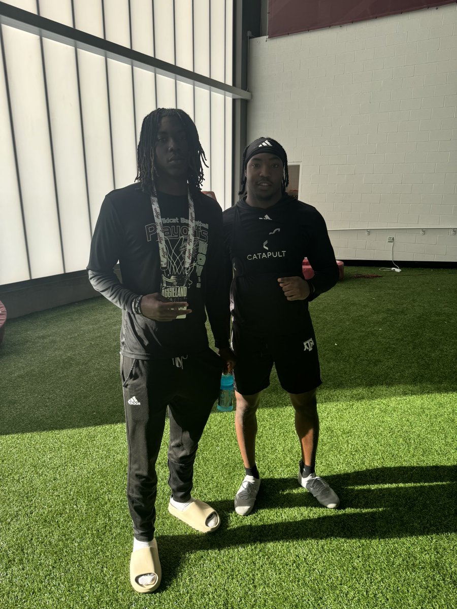SVioareanMartin's tweet photo. Big thanks to @AggieFootball for inviting me to the spring practice !! Amazing program and I really enjoyed it!!

@joejoeheaden @Thamannjr @Jason_Howell @CoachJPeterson @CoachMikeElko https://t.co/LEjFjpEFYw