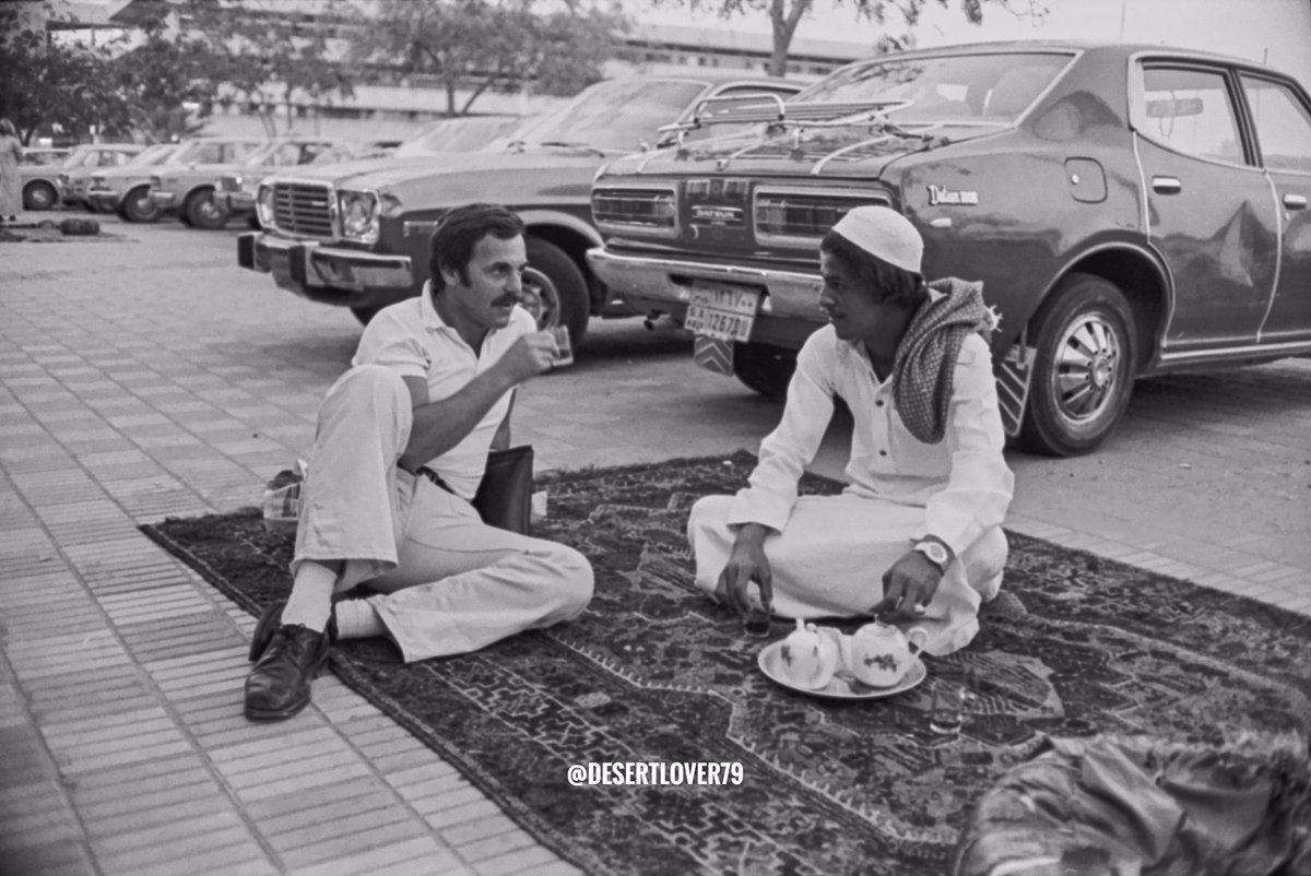 جلسة شاي على الرصيف بالقرب من مطار مدينة جدة في المملكة العربية السعودية 1977 م