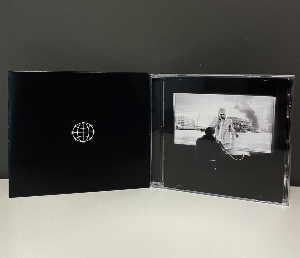 kambaa_hh's tweet photo. Hoy, 27 de Marzo, se cumplen 5 años de la salida de “Last 2 People On Earth” de Ébano.

Álbum que salió en plena pandemia y que a muchos nos tocó en lo más hondo.
Es increíble la manera en la que te absorbe y te va llevando entre subidas y bajadas continuas. 

Una obra maestra. https://t.co/3yPywm7VtT