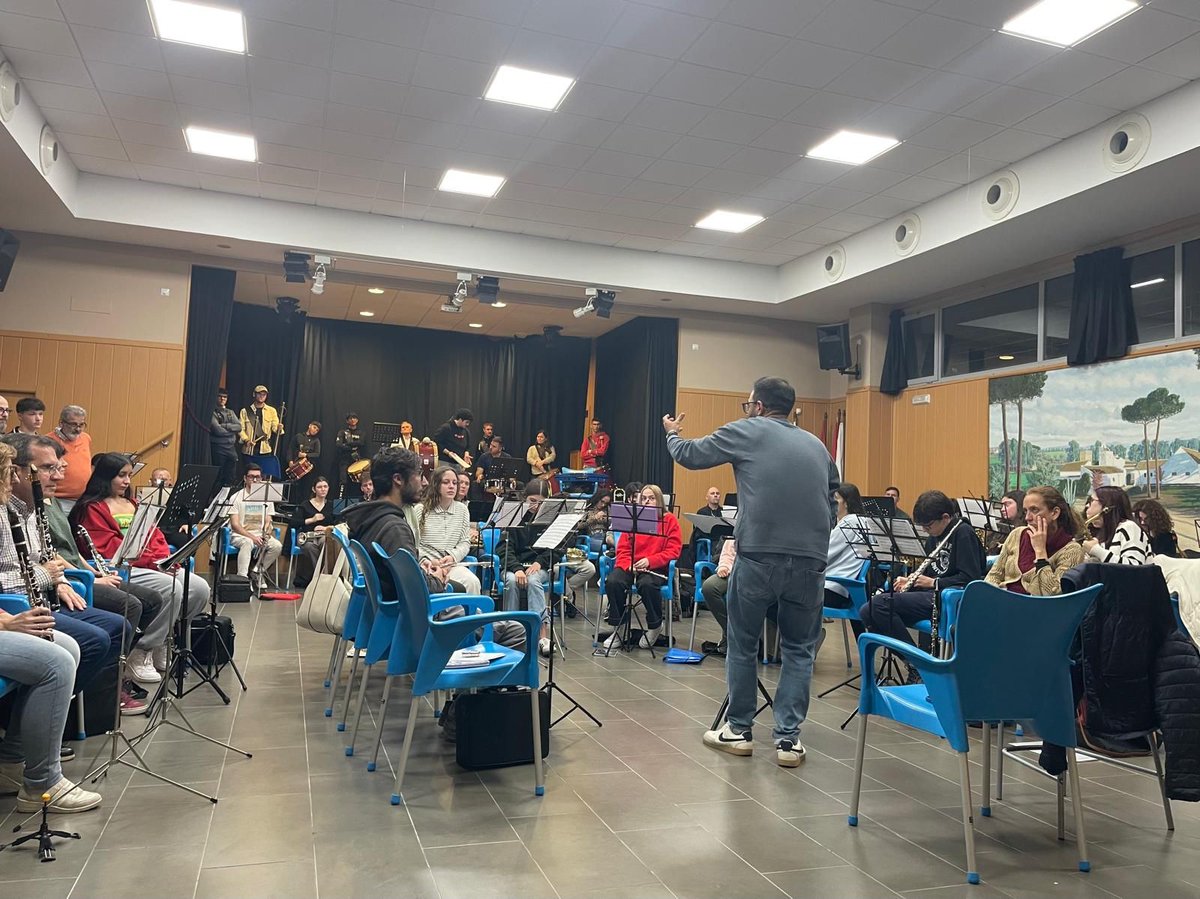 bmciudaddoshnas's tweet photo. Esta noche nos ha visitado en el ensayo @AbrahamPadiCons. Algo se está cociendo... 👀
Atentos a nuestras Redes Sociales.

#SuenaDosHermanas https://t.co/cFLbcnt9NQ