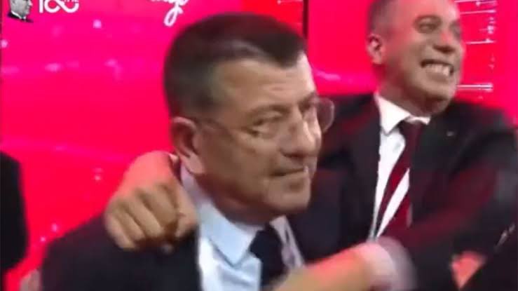 <a href="/medreyata/">Erdem Atay</a> Veli Ağbaba; Baykal döneminde vardı, 13 sene Kılıçdaroğlu  döneminde parti ii muhalefeti susturan, Kemal beye şakşak yapan çetenin başıydı 🤷‍♂️ Yani 22 senedir o ve ekibinin AKP’yi yıkmasını bekliyoruz.. Ha gayret yıkacak yersek! Tutmayın akp’nin velisini!

Sadullah Ergin