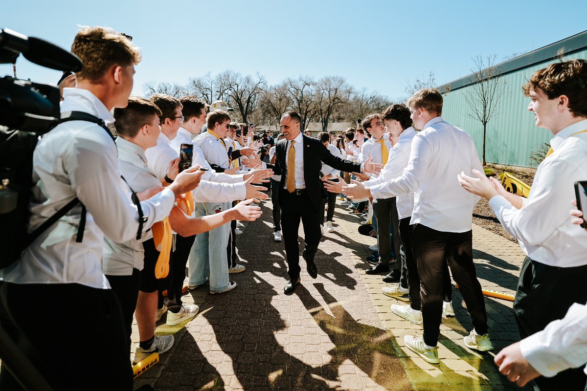 𝐀 𝐦𝐚𝐧 𝐨𝐟 𝐭𝐡𝐞 𝐩𝐞𝐨𝐩𝐥𝐞