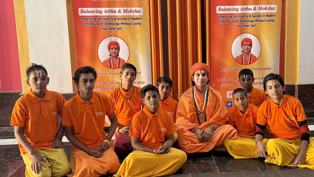 यह आत्मा न तो प्रवचनों से प्राप्त होती है, न ही तीव्र बुद्धि या असंख्य शास्त्रों के अध्ययन से। केवल वही इसे प्राप्त कर सकता है, जो पूर्ण समर्पण और श्रद्धा से इसे पाने की इच्छा करता है। जब साधक की आत्मा सत्य के लिए लालायित होती है, तब परमात्मा स्वयं प्रकट होकर उसे अपने स्वरूप का