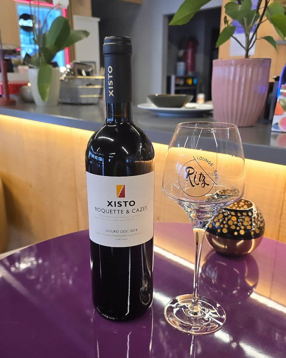 roquettecazes's tweet photo. Xisto Roquette &amp; Cazes 2018, a great Douro #wine to enjoy on the most special moments. 🍷👌🏼
.
Photo: © Le Ritz Lounge - Sion
LeRitzLoungeBar31 @ Instagram 
All rights reserved.
. 
🔞 Be responsible, drink in moderation.
.
#Xisto #Douro #Bordeaux 
#VinhoTinto #RedWine
#DouroWines https://t.co/4ikRXQh1Vq