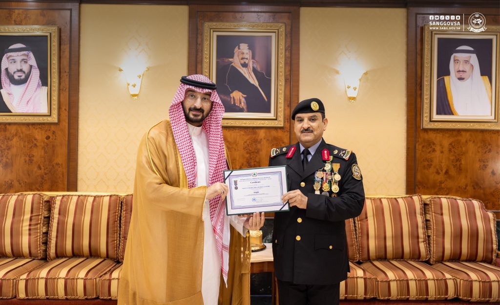 sanggovsa's tweet photo. الأمير #عبدالله_بن_بندر وزير الحرس الوطني يقلّد رئيس الجهاز العسكري المكلّف اللواء الركن صالح الحربي وسام المنظمة الدولية للحماية المدنية بمرتبة "فارس".

#وزارة_الحرس_الوطني https://t.co/ltu2gCeUpw