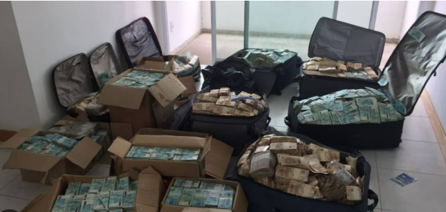 Escrever com batom pode te levar à cadeia e resultar em 14 anos de prisão.

Fazer parte da quadrilha do Lula e roubar dinheiro do povo brasileiro te deixa livre, leve e solto — mesmo sem ser considerado inocente.

Esse é o legado, vergonhoso e desumano, dos ministros do Supremo