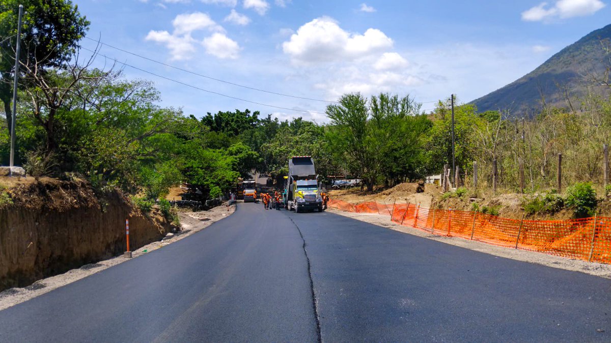 FOVIALITO's tweet photo. ¡Así avanza la pavimentación de la carretera hacia frontera con Guatemala! 🇸🇻🇬🇹

Estamos mejorando las condiciones de acceso desde cantón El Coco, en Chalchuapa. 🚜 https://t.co/CA3GOjGQvz